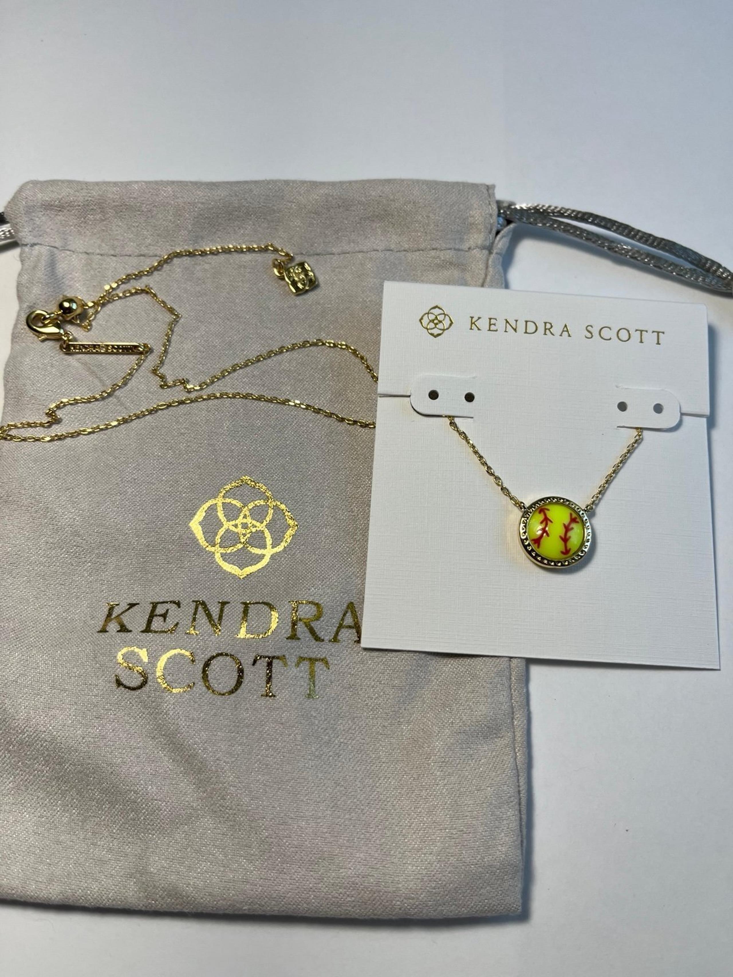 ✨Kendra Scott Softball Gold Short Pendant Necklace✨