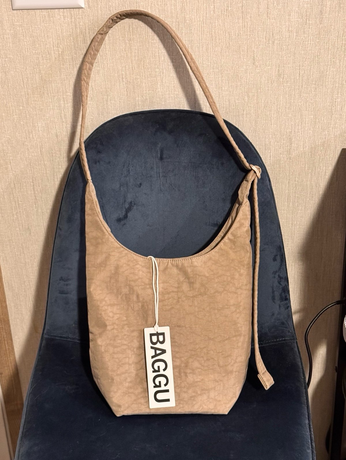 NWT BAGGU small nylon sling in dove