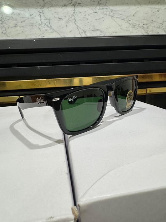 Ray-Ban RB2140 54mm – Unisex Black Wayfarer Shades with Green Vision Lenses.