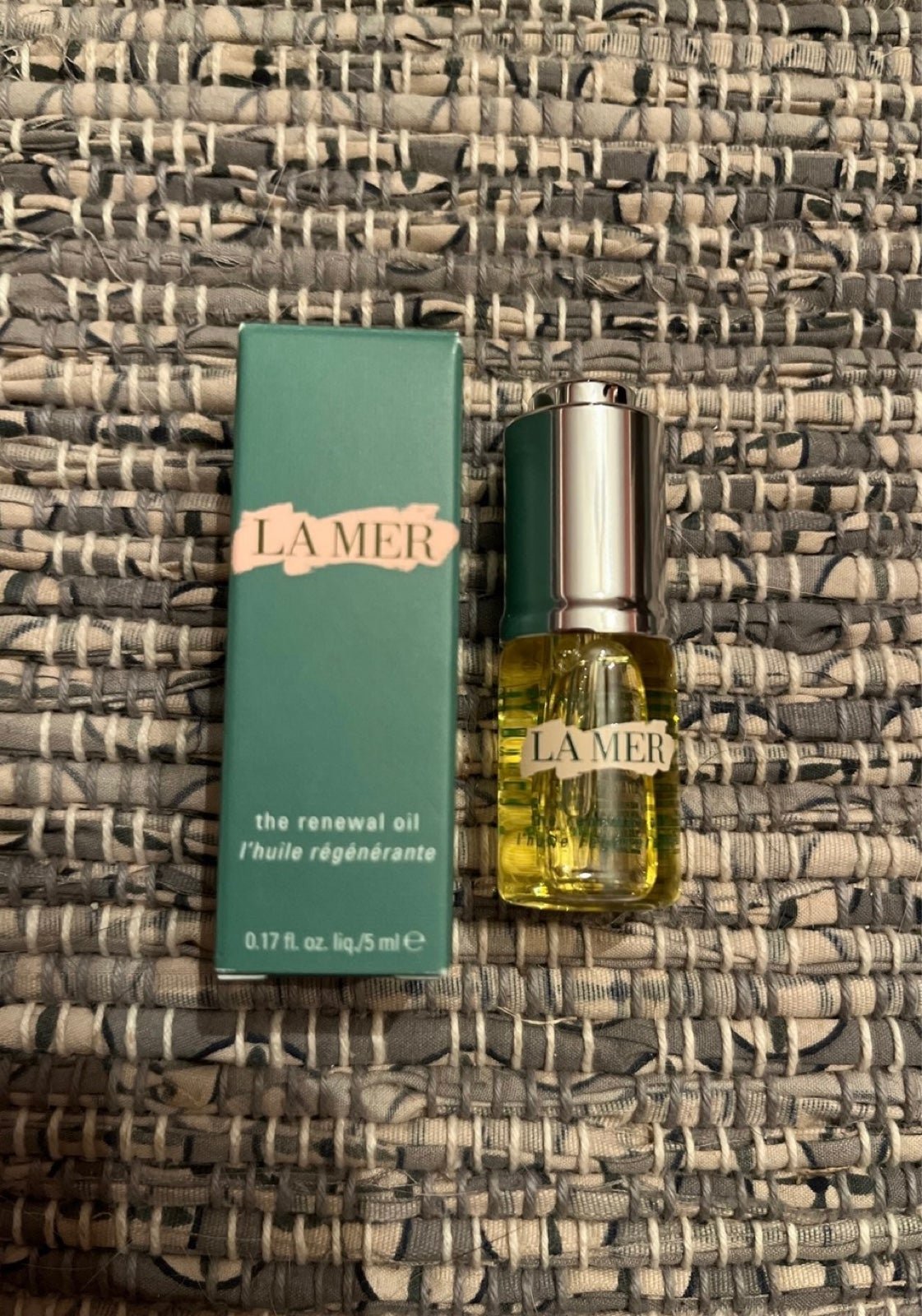 Travel size of La Mer The Renewal oil