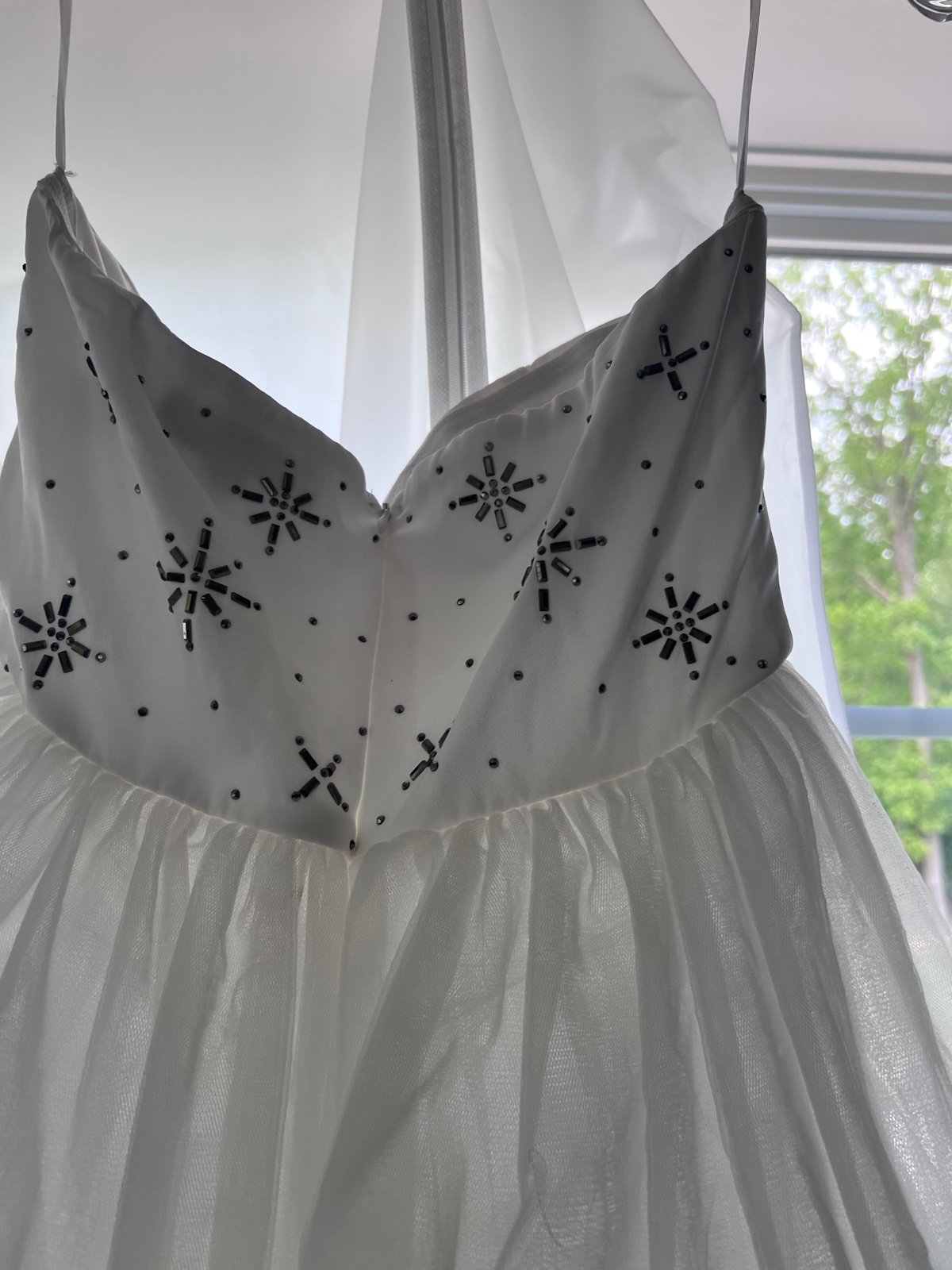 White Gown Never Worn - Bridal / Prom / Quinceañera