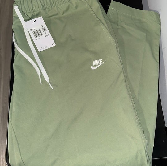 Nike Club Men's Woven Tapered Leg Pants