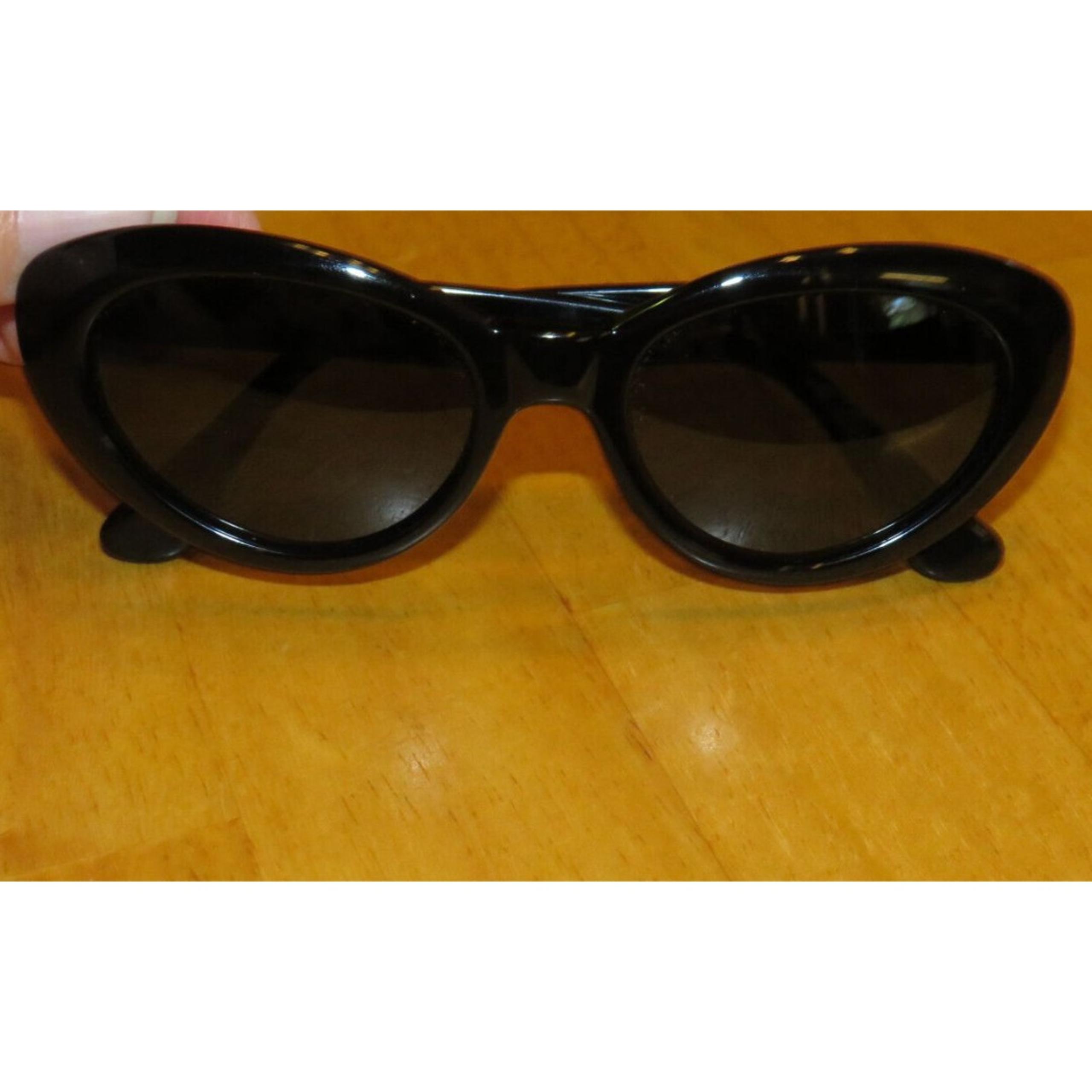 DKNY Vintage 7th Avenue Black Cat Eye Sunglasses