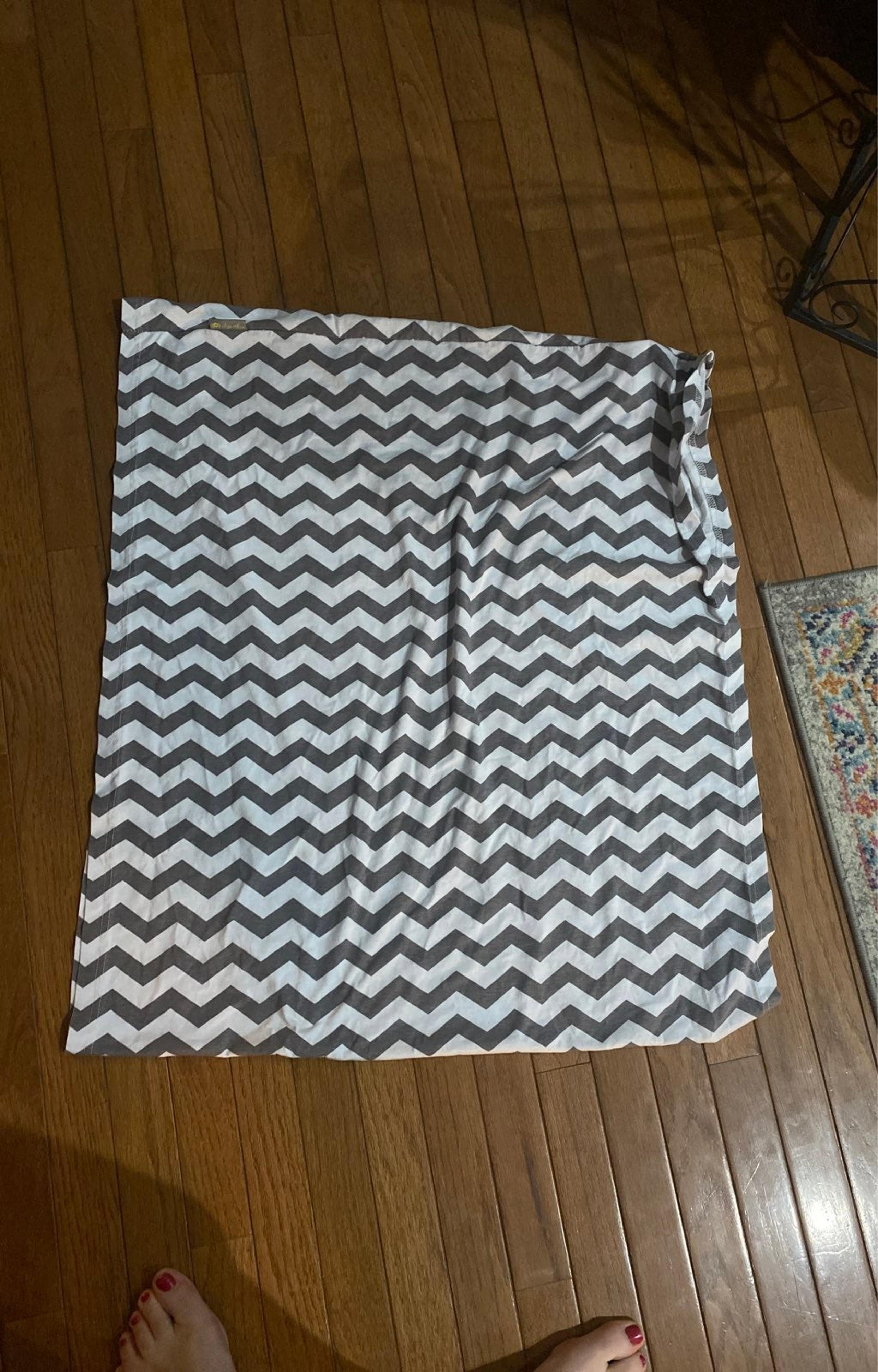 Itzy Ritzy chevron nursing scarf/cover