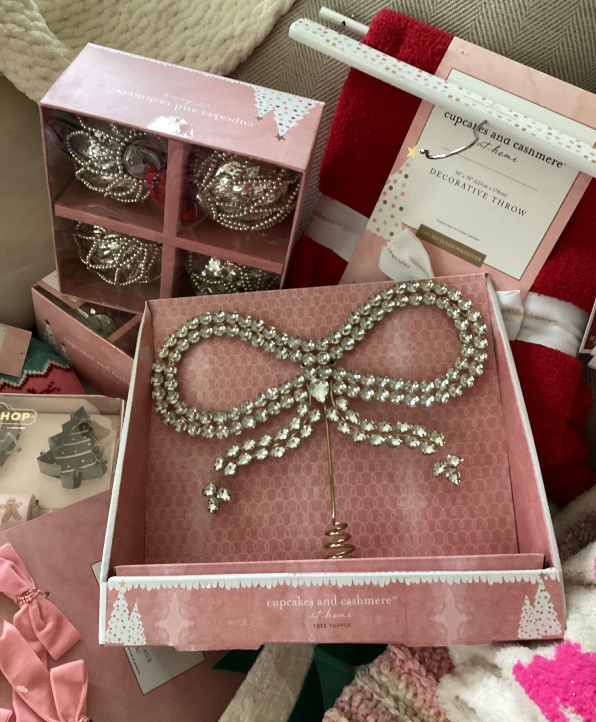 ❤️❤️Cupcakes and cashmere bow tree topper rhinestones