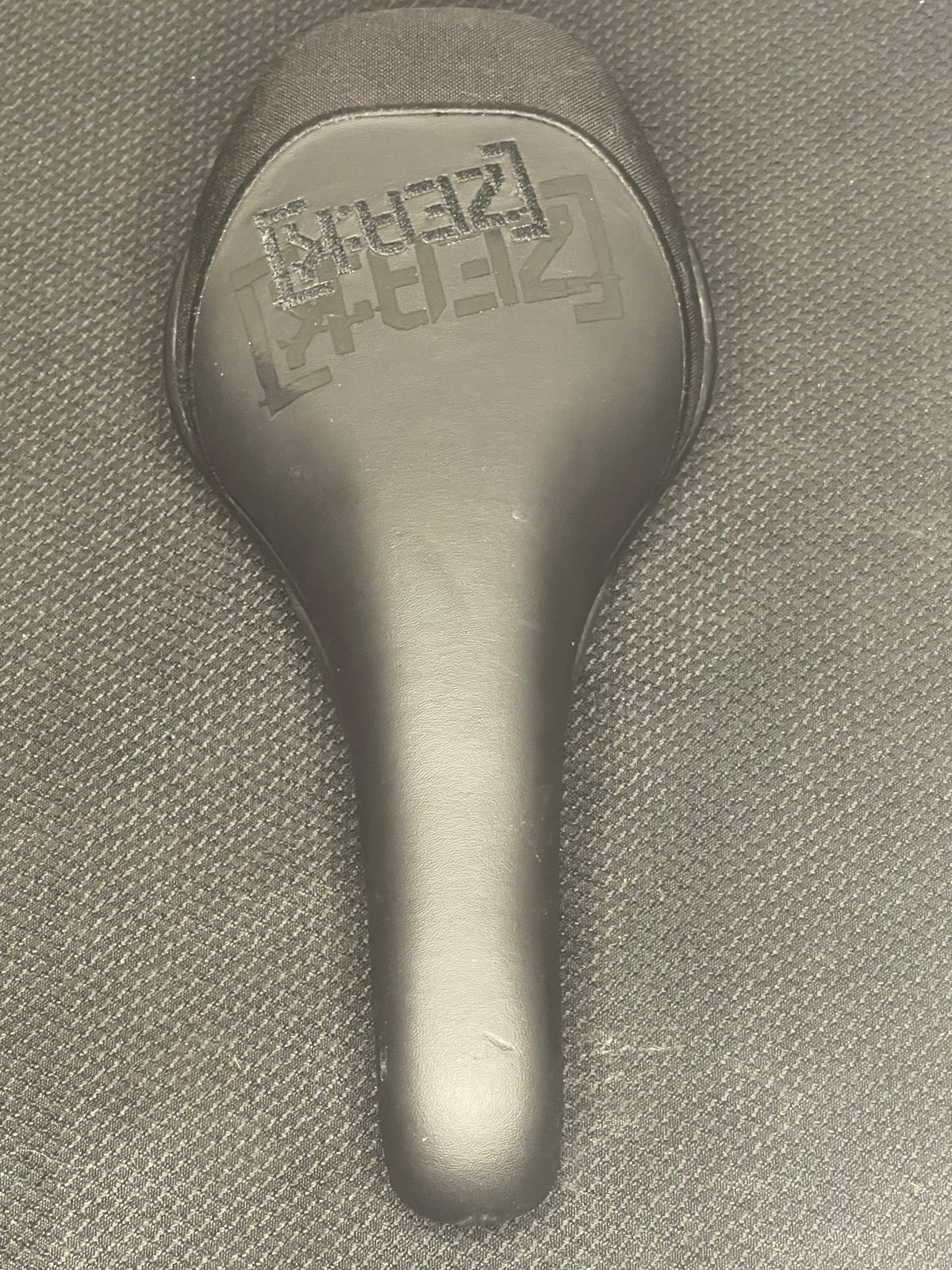 Fi'zi:k Zea:K Mountain Bike Saddle Seat - 7mm, Black and Black Lettering NOB