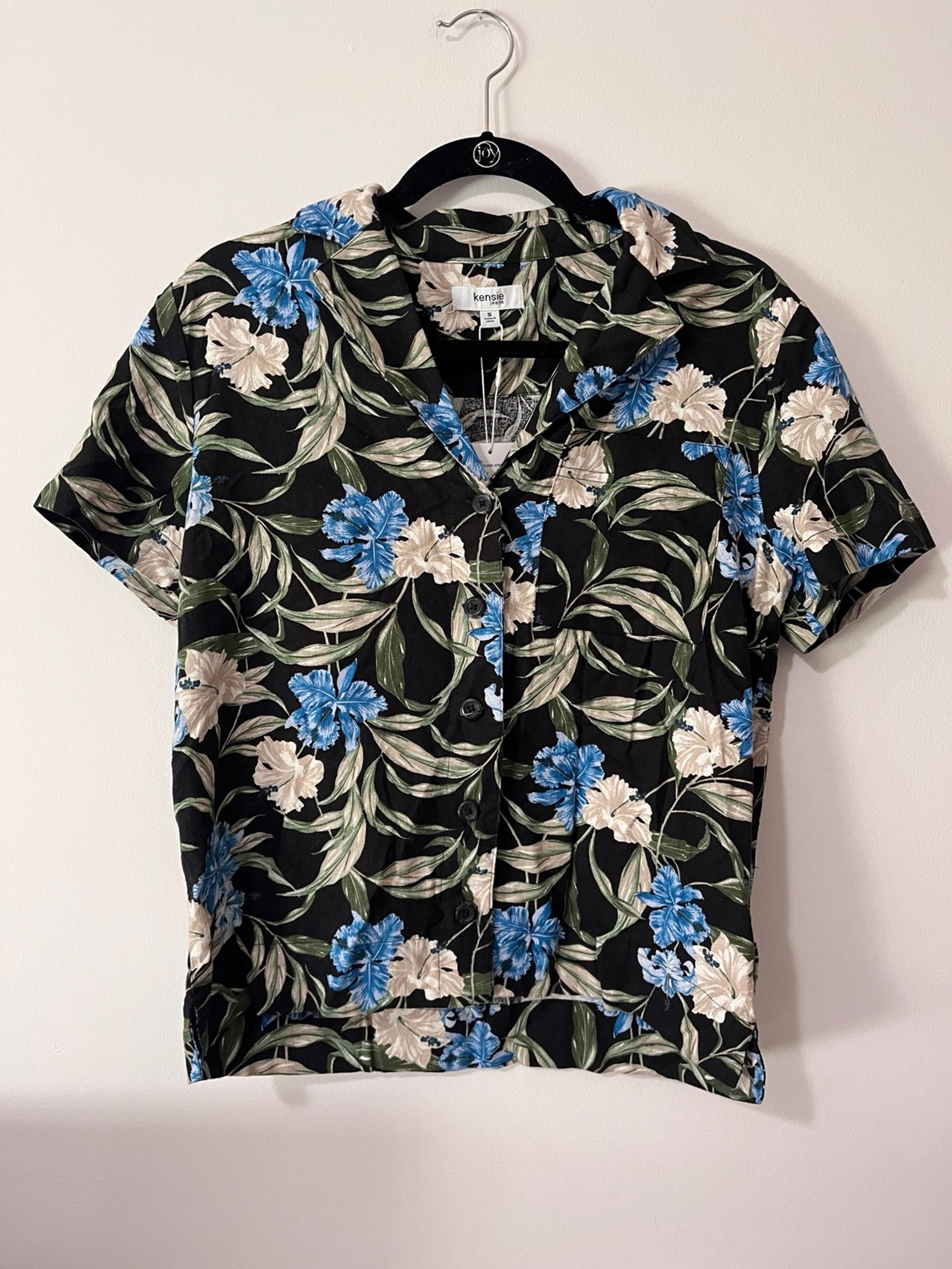 KENSIE Floral Button Down Hawaiian Style Short Sleeve Women’s Shirt Sz Small NWT