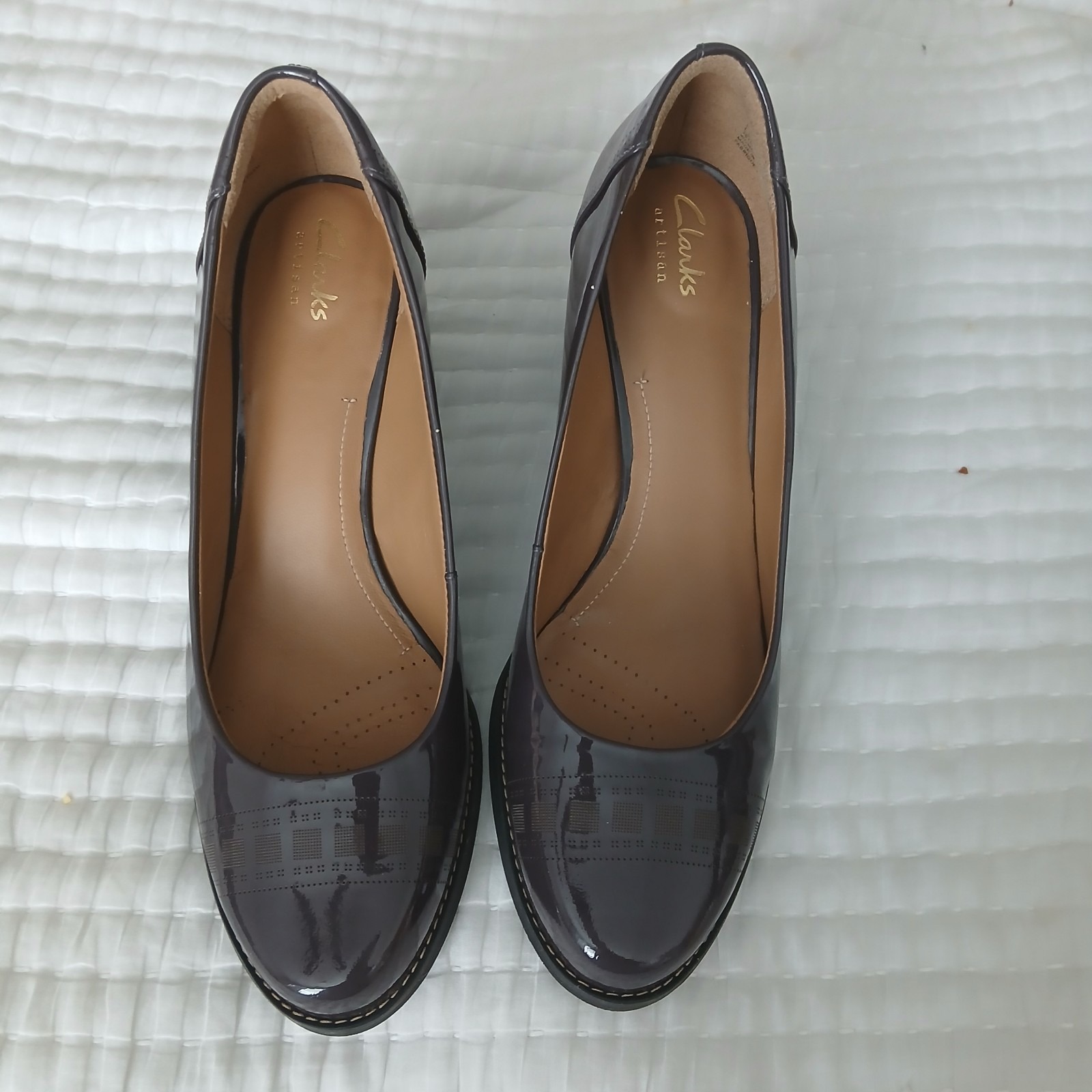 Clarks Women's Tarah Sofia Pump Size 9.5 Block Heel Dark Plum Patent Shoe In EUC