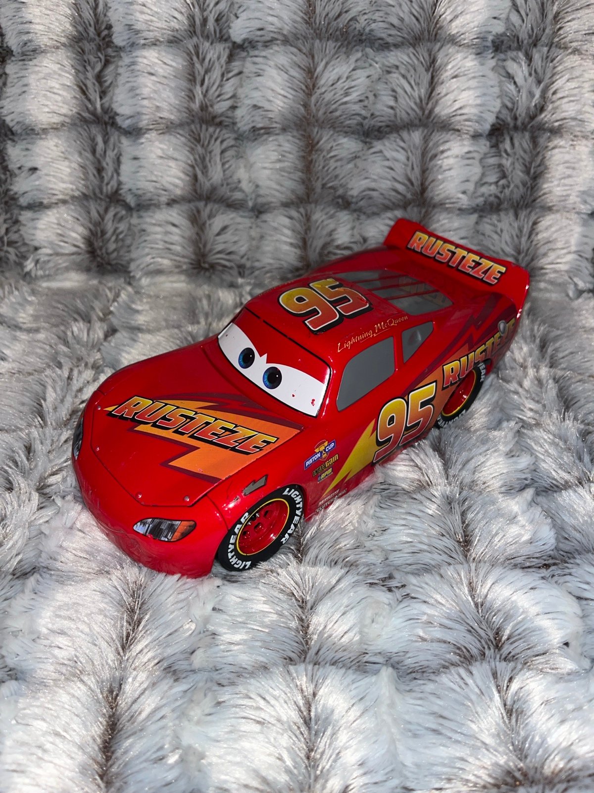 Disney Pixar Cars 1:24 Lightning McQueen