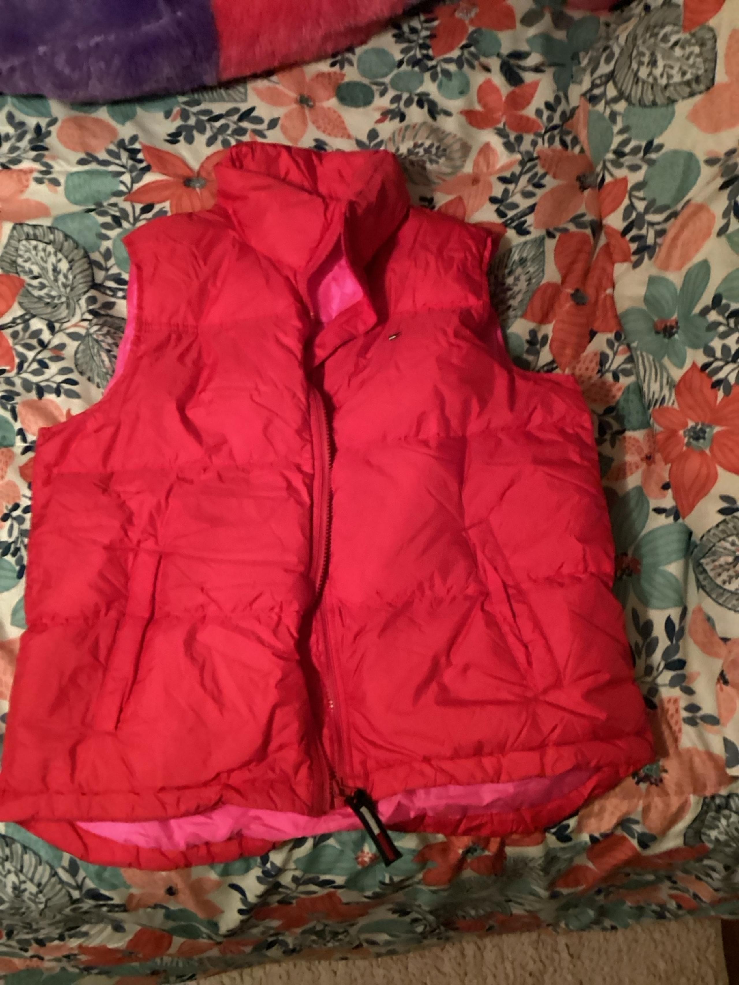 Red Tommy jeans vest with pink in the middle like new size medium puffer