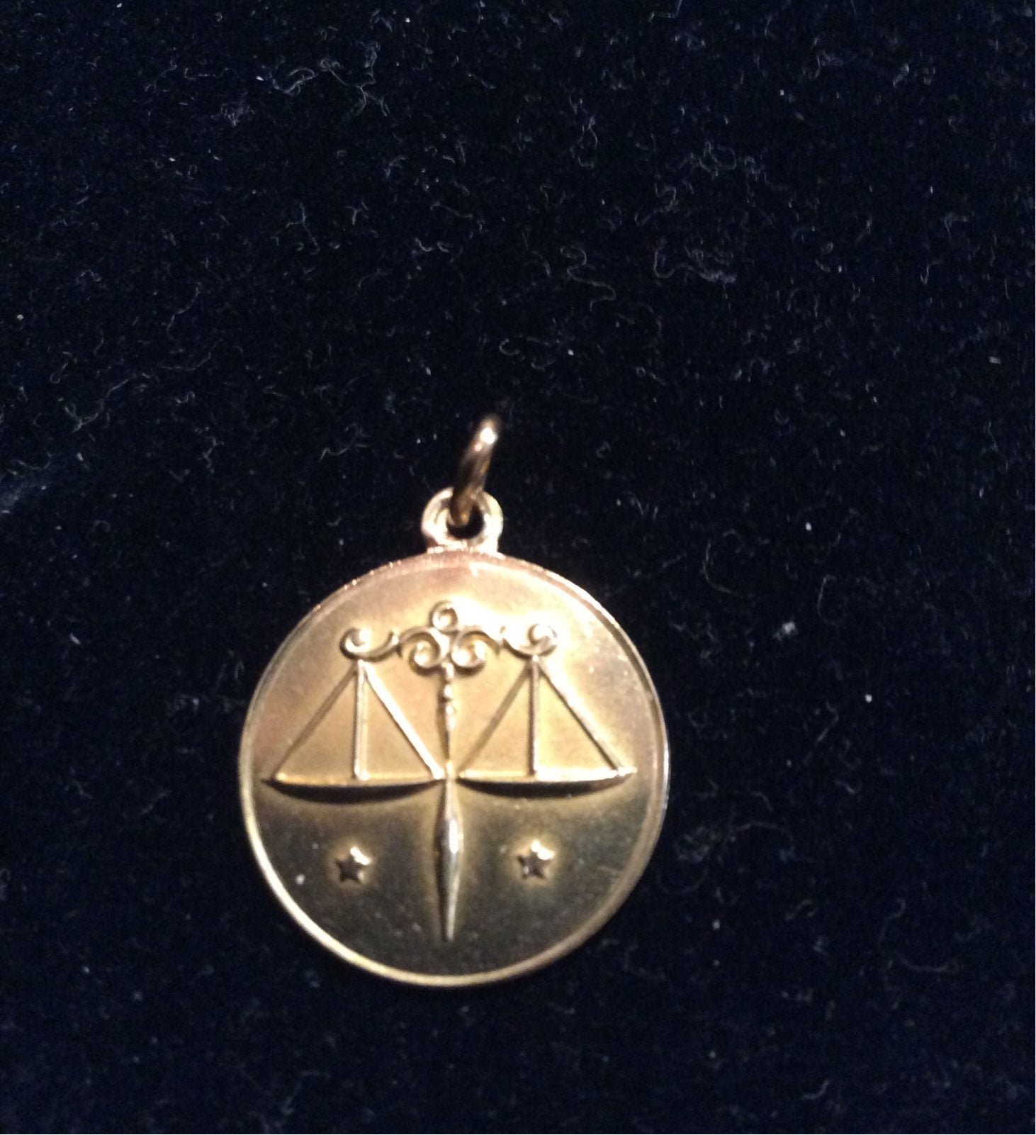 Scales of justice pendant gold 750