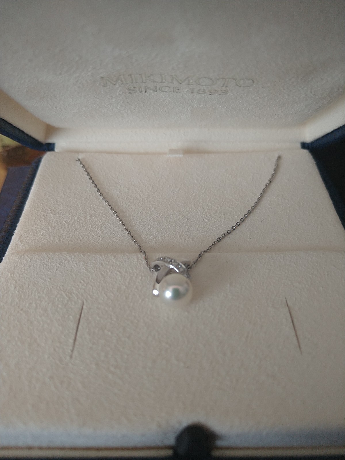 Authentic Mikimoto 18k white Gold 7.5mm Pearl necklace.