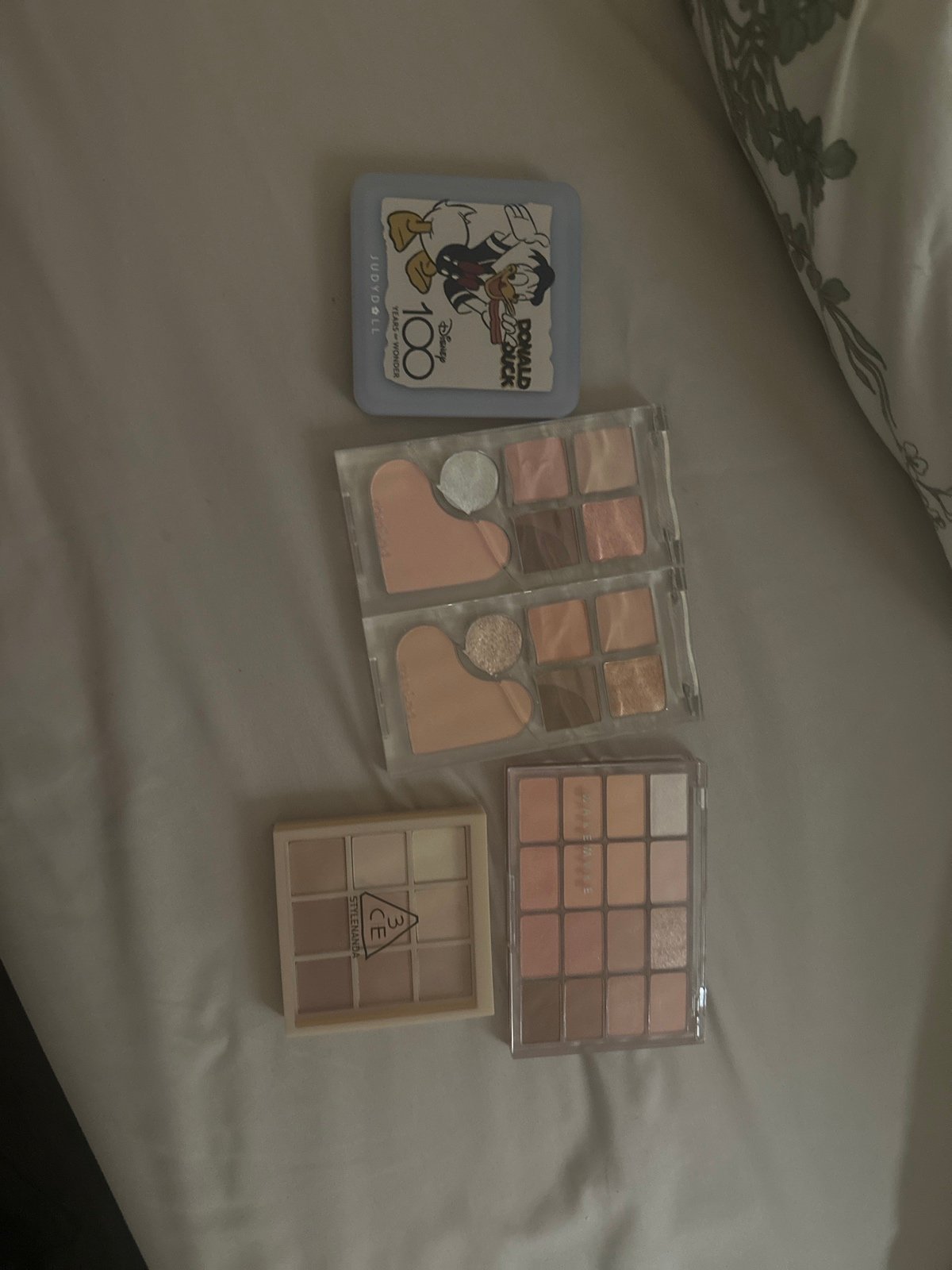 Eyeshadow and contour palette bundle