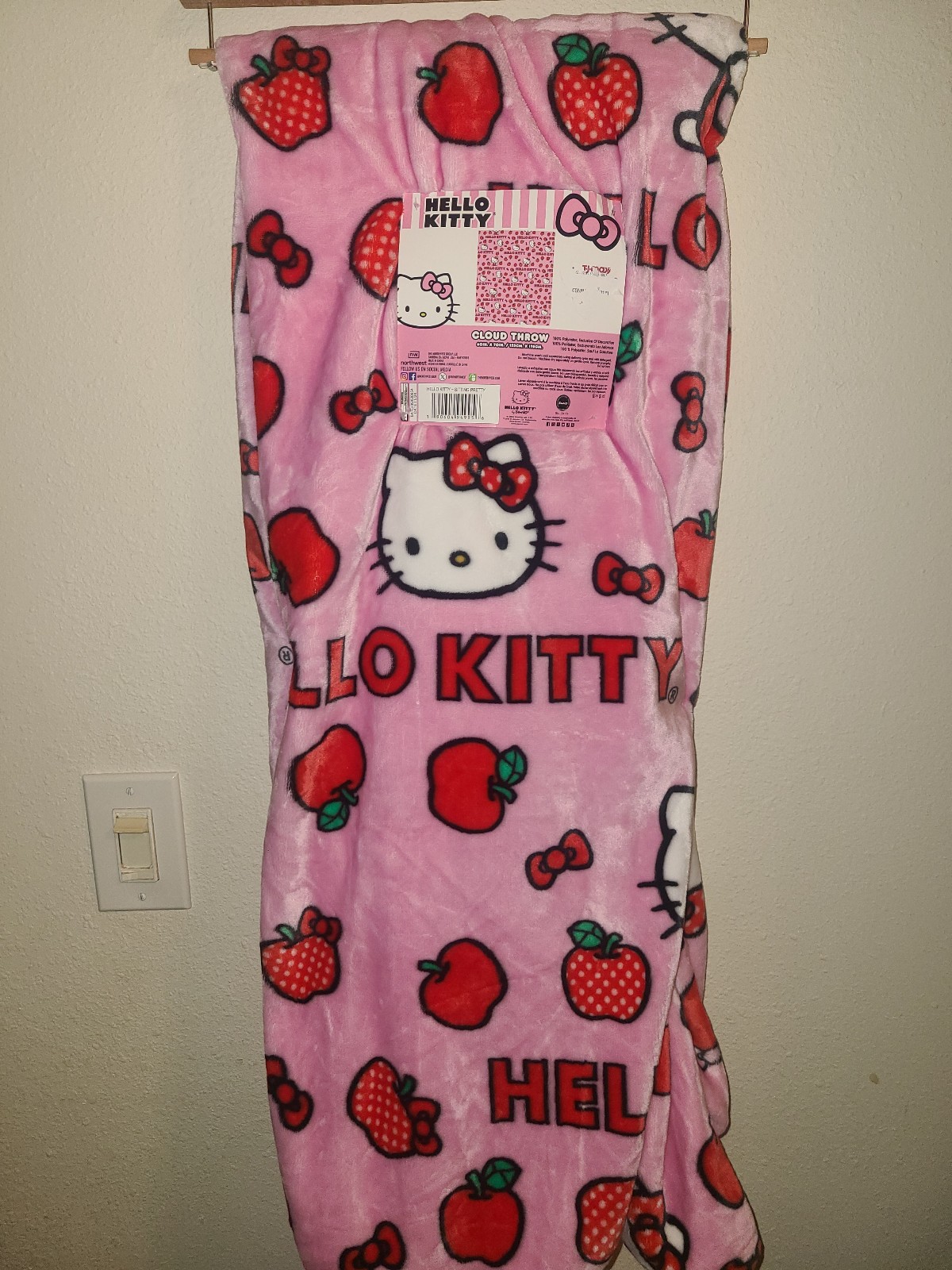Hello Kitty Sitting Pretty Throw Blanket 60x70
