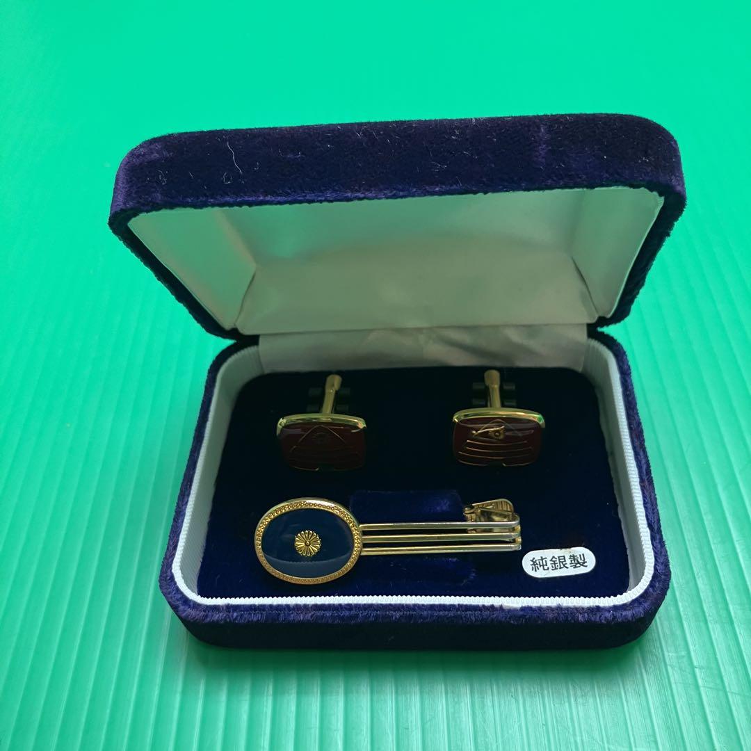 ● Sterling Silver Tie Pin and Cufflinks Set with Chrysanthemum Crest