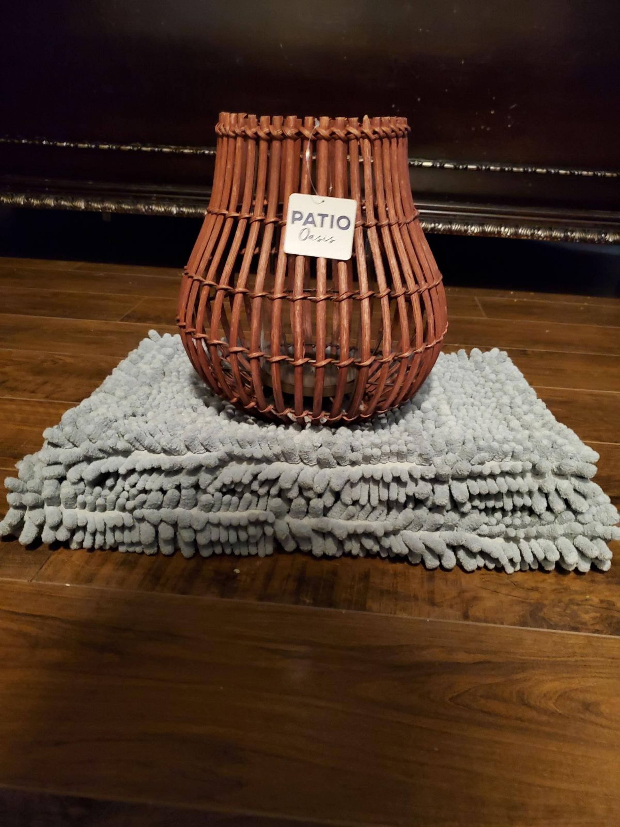 Decorative candle holder with 2 rugs