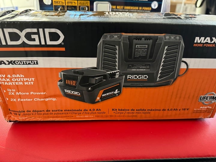 Battery and Charger Starter Kit RIDGID AC9540 18V 4.0 Ah MAX Output