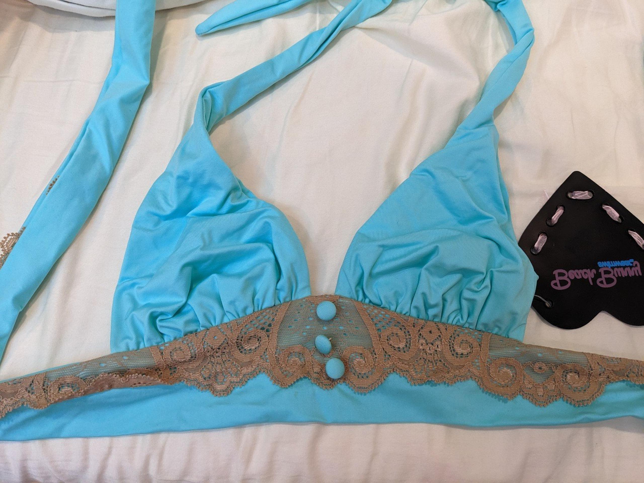 RARE BRAND NEW BEACH BUNNY SWEET ESCAPE BIKINI TOP