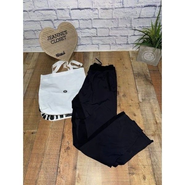 Lululemon Great Wall Pant *32 Black? Size L Excellent condition - these are l