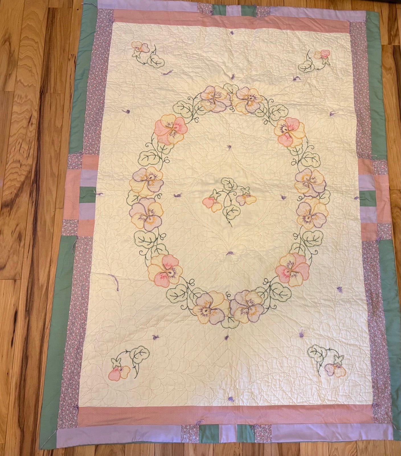 Vintage Handmade Spring Ring Flowers Retro Embroidered Applique Quilt