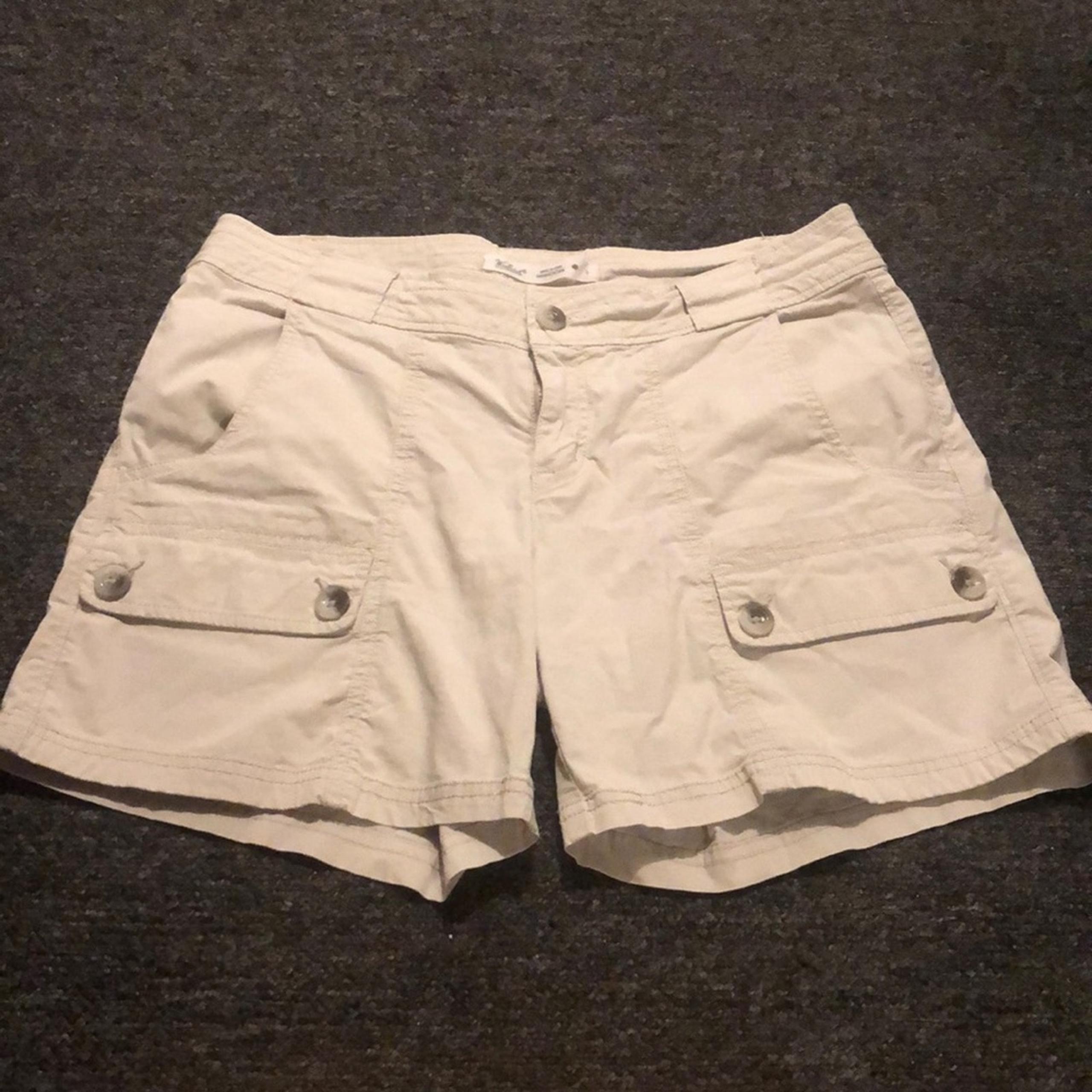 Woolrich Brand Women's size 6 Khaki Chino Casual Shorts Front Button Pockets