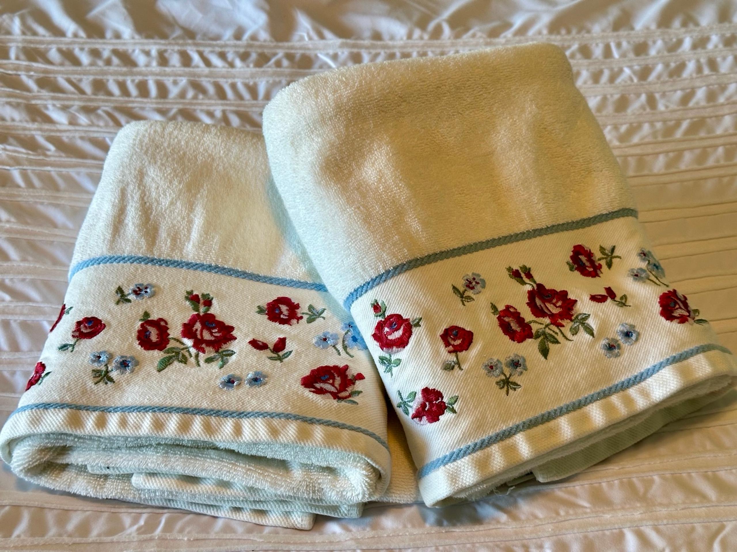 WAVERLY Vintage garden room embroidered PAIR (2) Bath Towels. CLEAN No stains.