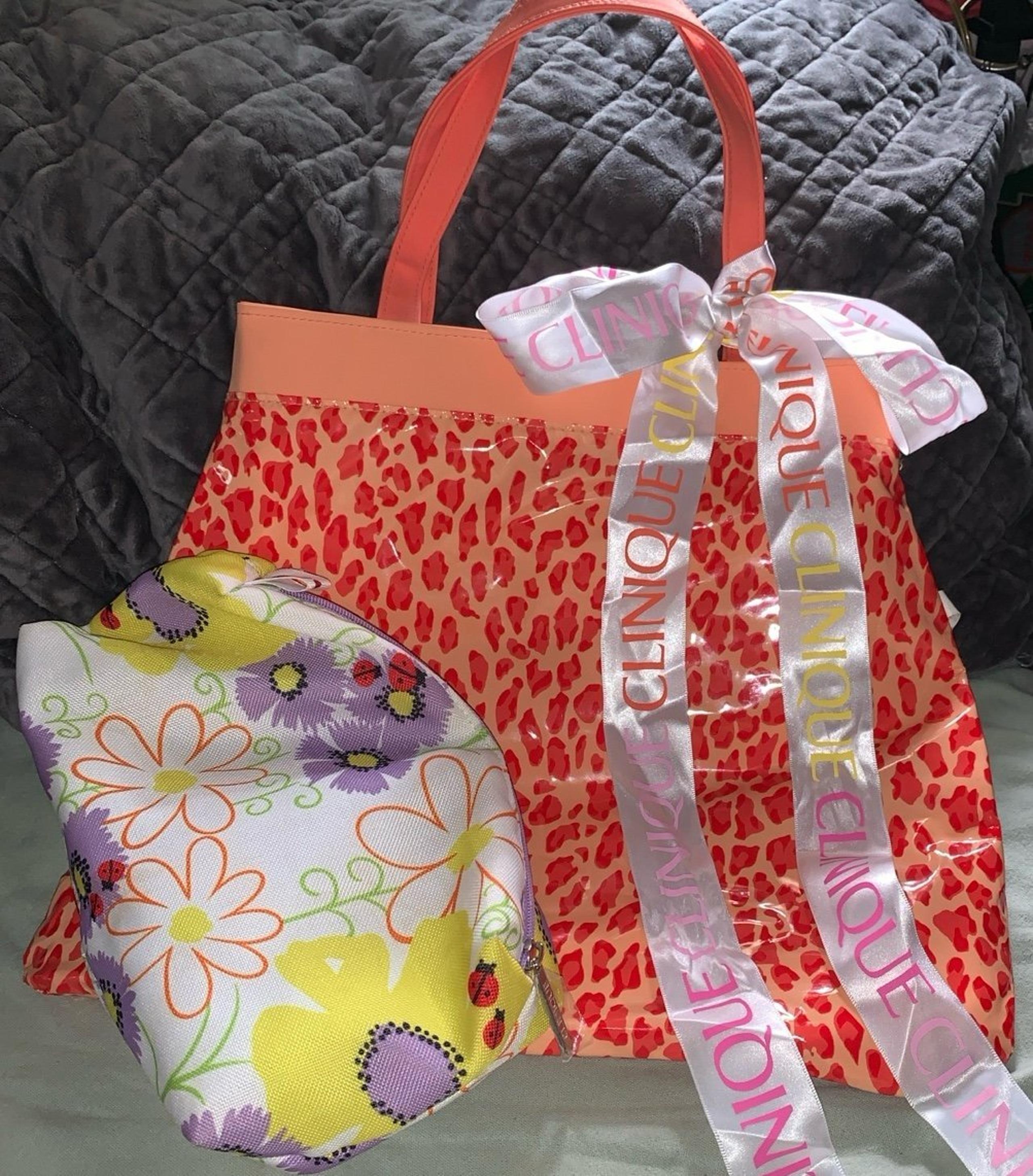 Clinique reversible tote style bag w/multi use pouch