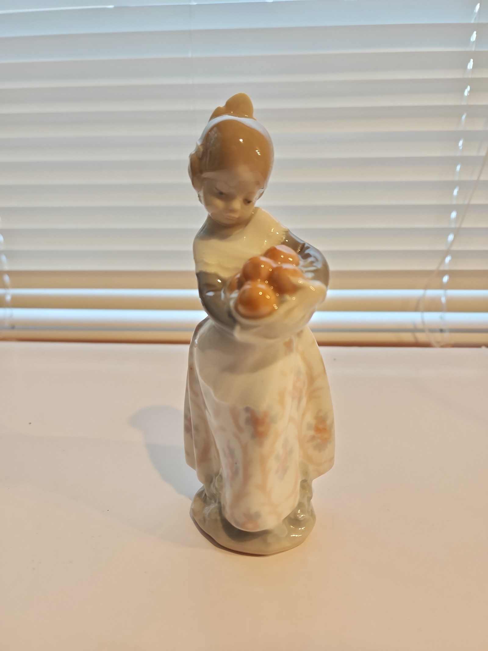 LLADRO Vintage Retired 4841 VALENCIANITA Valencian Girl with Basket of Oranges