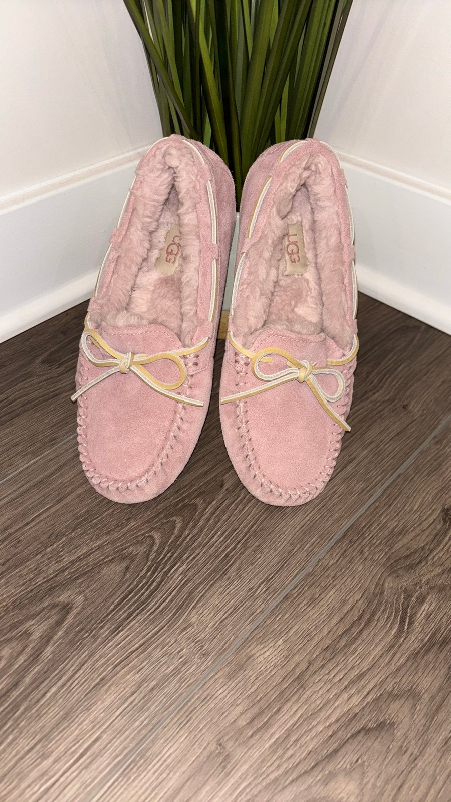 Ugg moccasin slippers womens 6