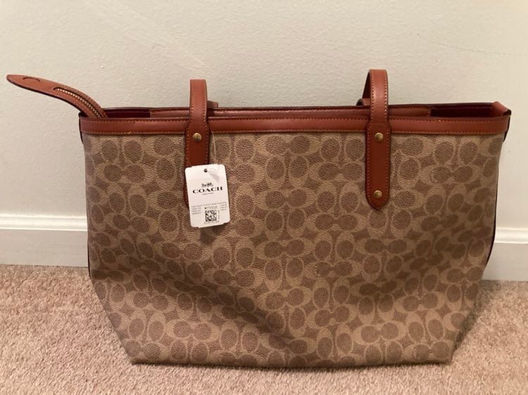 central tote with zip