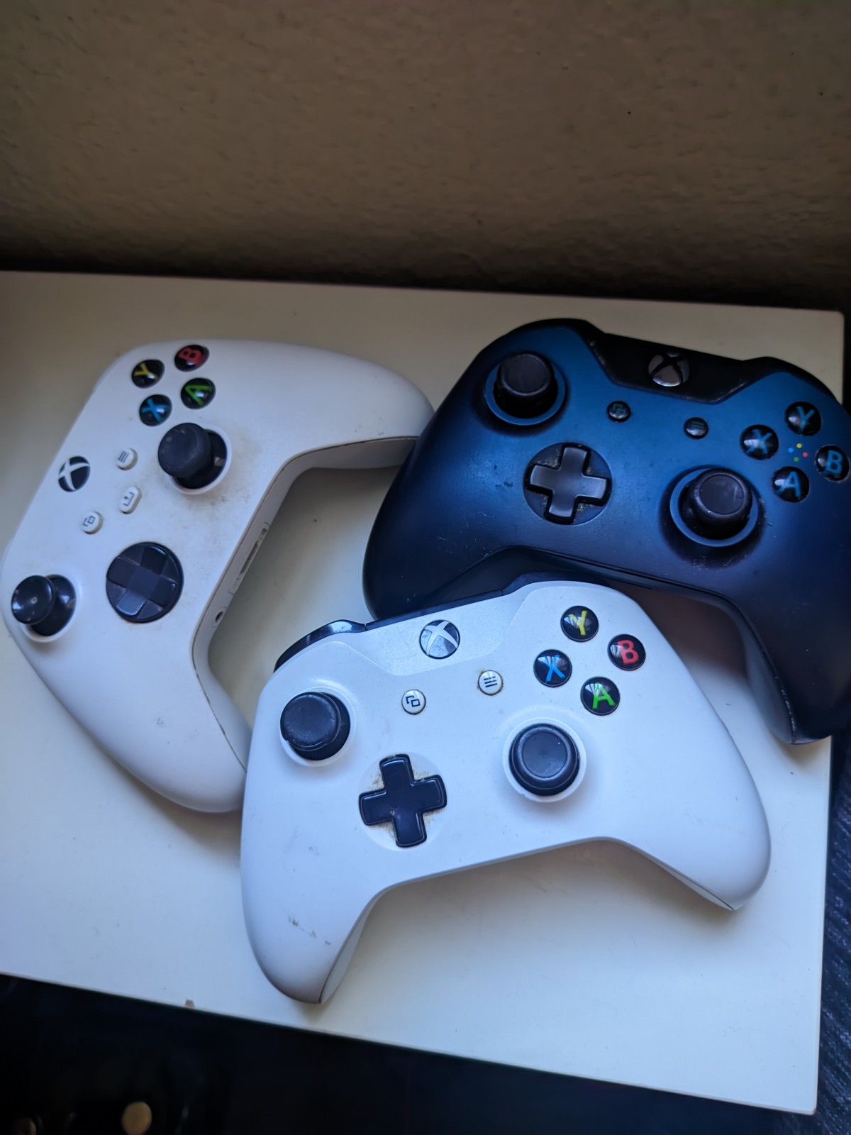3 Xbox One controllers
