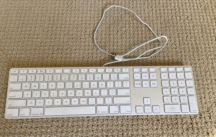 Apple A1243 Wired Keyboard With Numeric Keypad and Mouse Combo