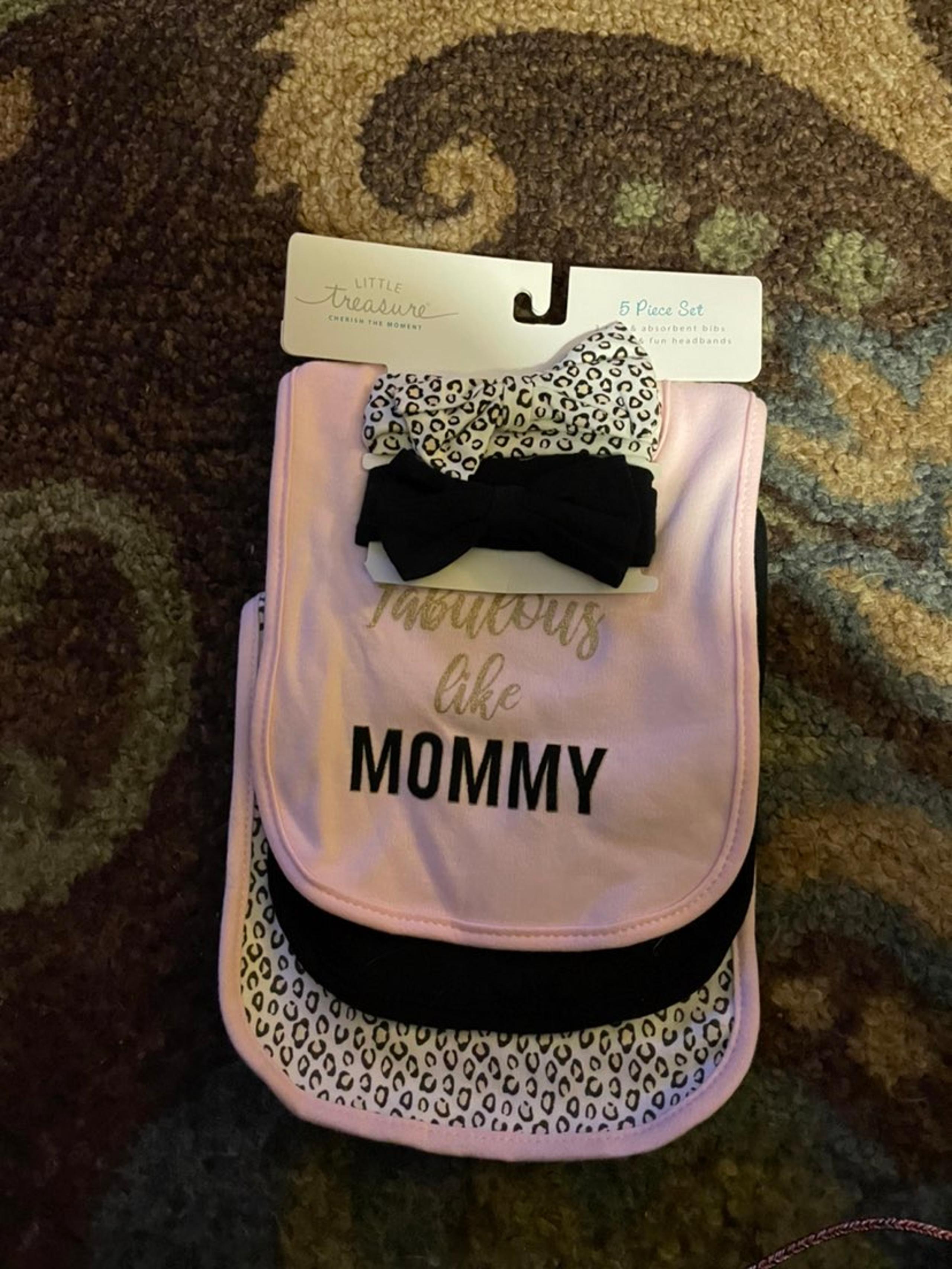 Bib and bow set