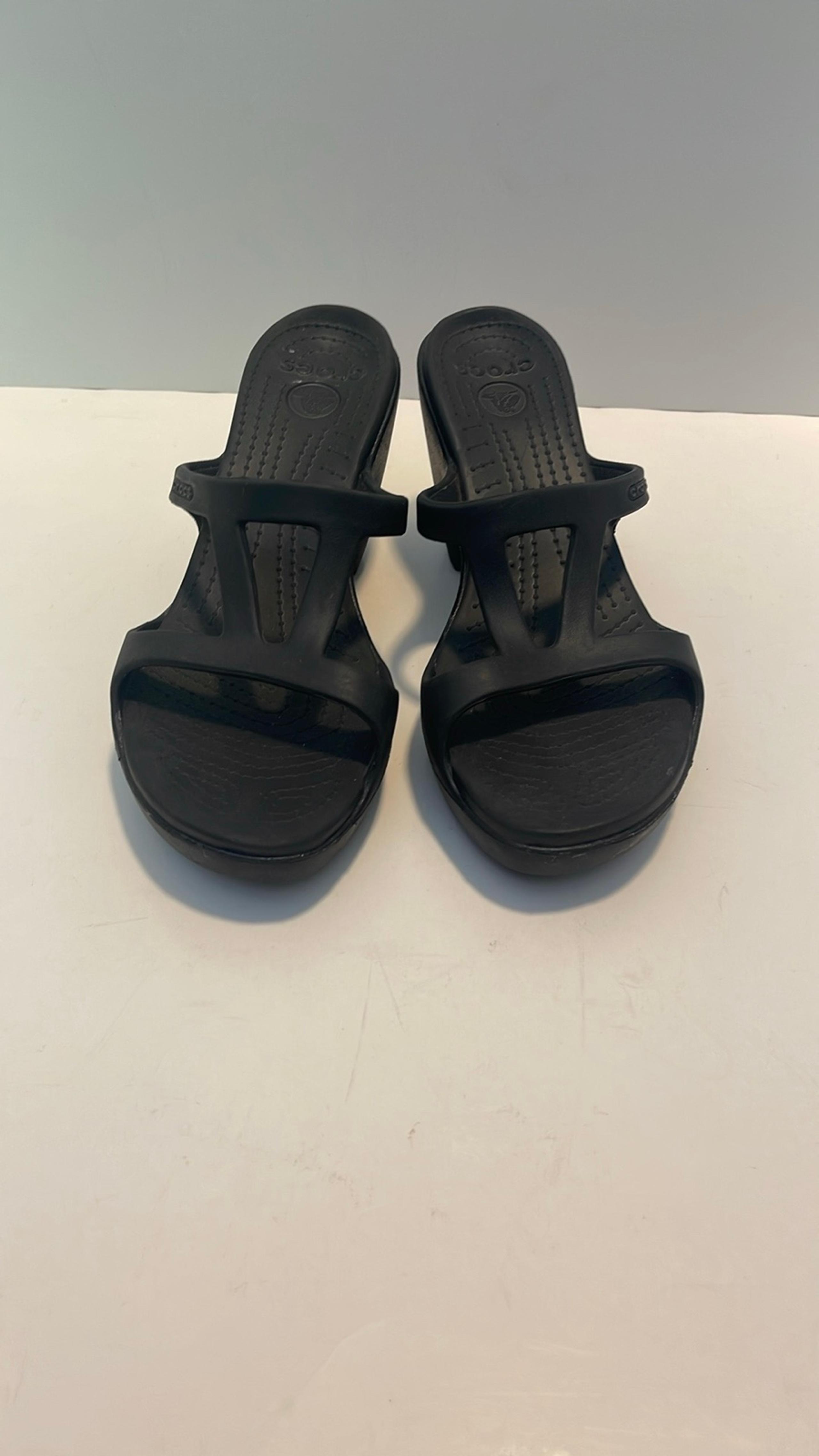CROCS Cypress II Black Block Heel Sandals Women’s 9 Slip On Comfort Lightweight