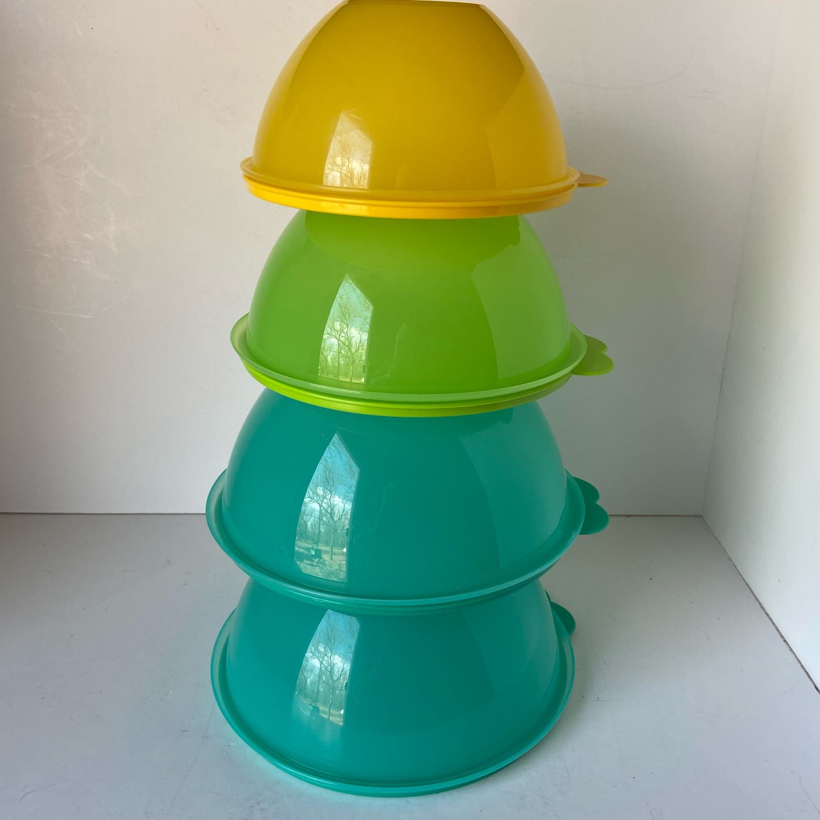 Tupperware Wonderlier Bowls Set of 4 with lids New! NIP
