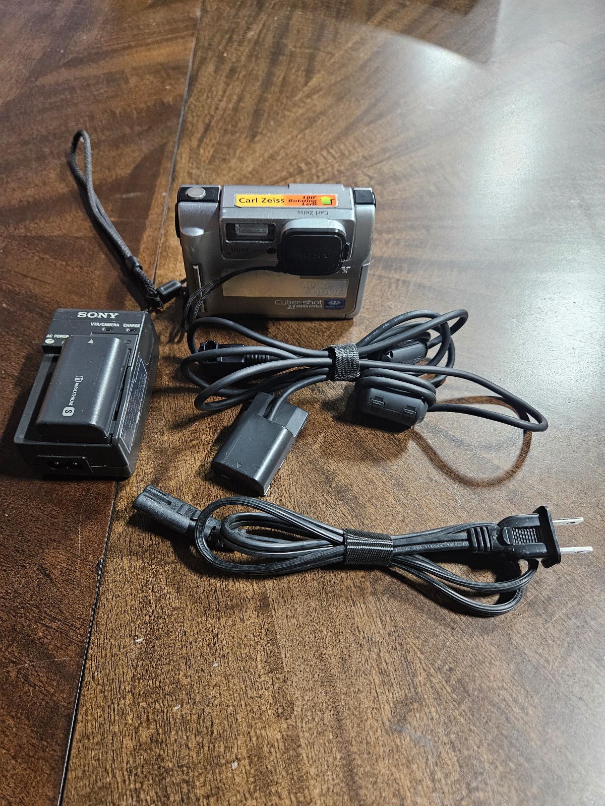 Sony Cybershot DSC F55E MPEG Carl Zeiss Camera With Battery & Charger