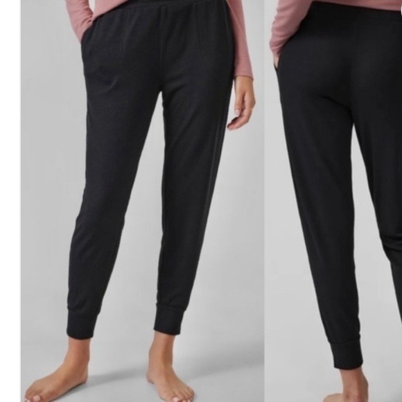 Athleta Wind down sleep jogger in black New sz Large