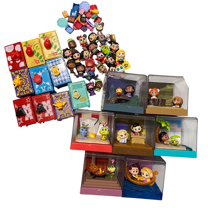 Disney Doorables bundle lot 22 figures + 10 LOCKERS & 7 MOVIE SCENES w/ figures
