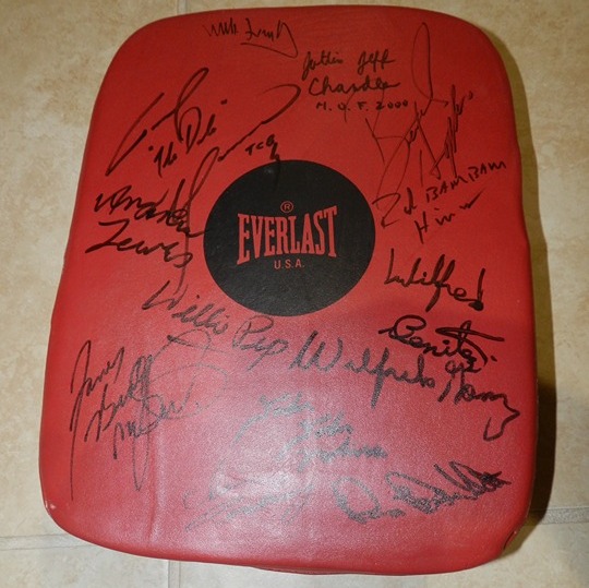 BOXING PUNCHING MITT AUTOGRAPHED MORRISON,BENITEZ,GOMEZ,PEP,HOPKINS LOOK