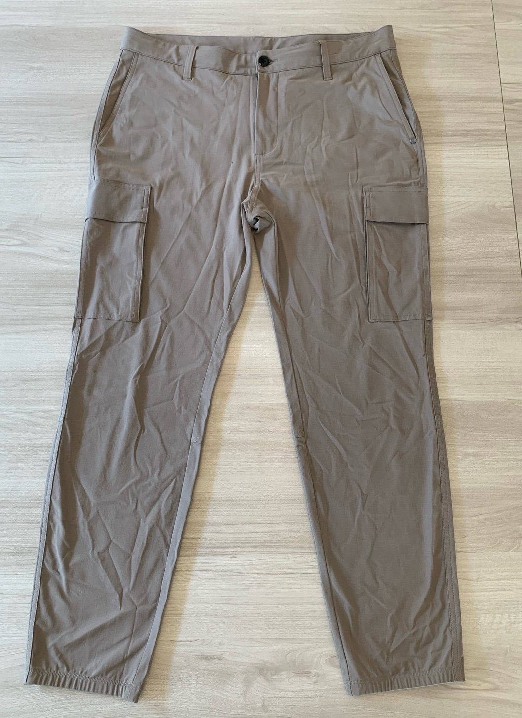 Vuori Meta Cargo Performance Pants Chino Stretch Men’s Size 34 Grey Brown