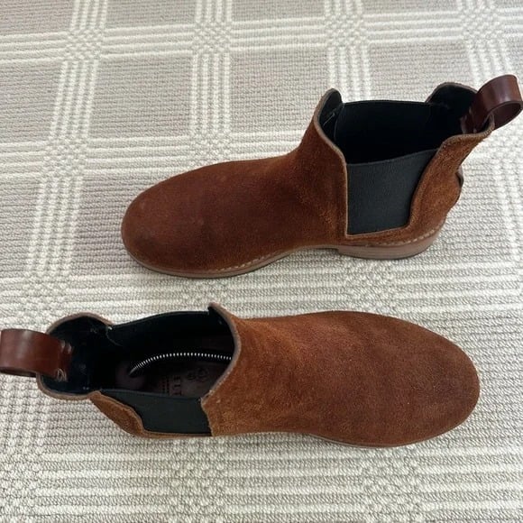 Men’s FEIT Hand Sewn Chelsea Boots in Brown Suede size 42 (9-10 US). Like new