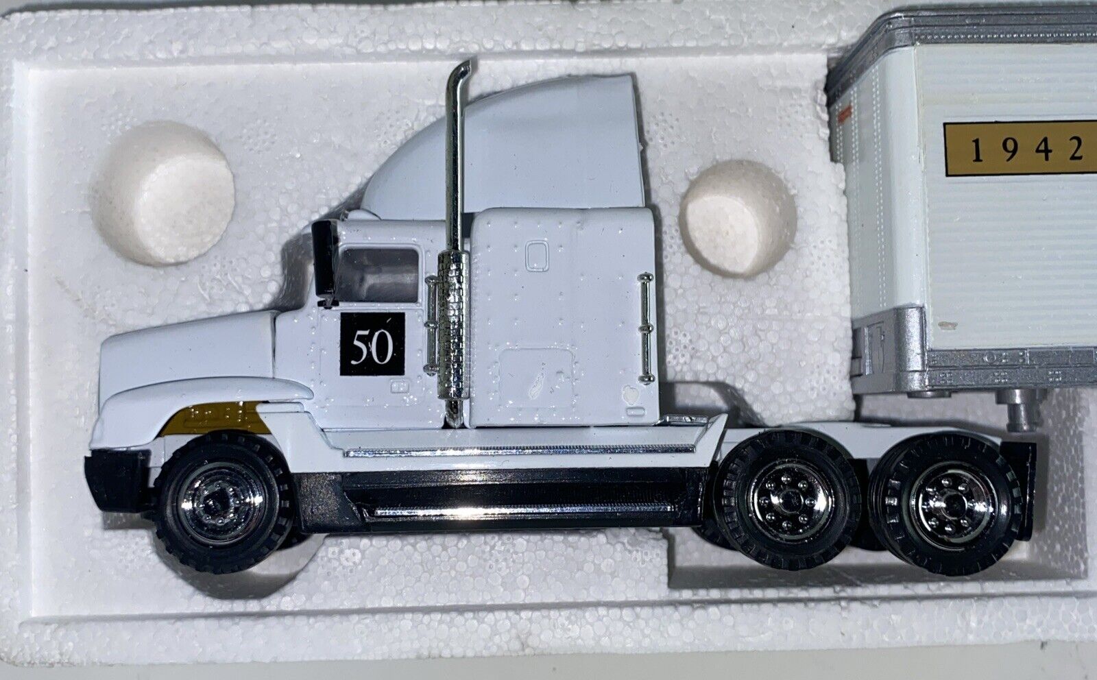VTG NIB Tonkin Truck Classics Freightliner Truck 1/53 scale collector series