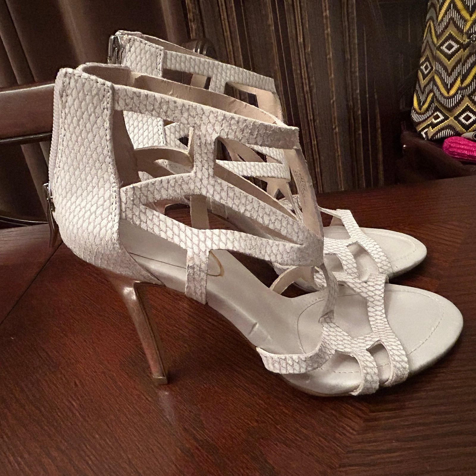 BCBGENERATION white pump with metallic heel