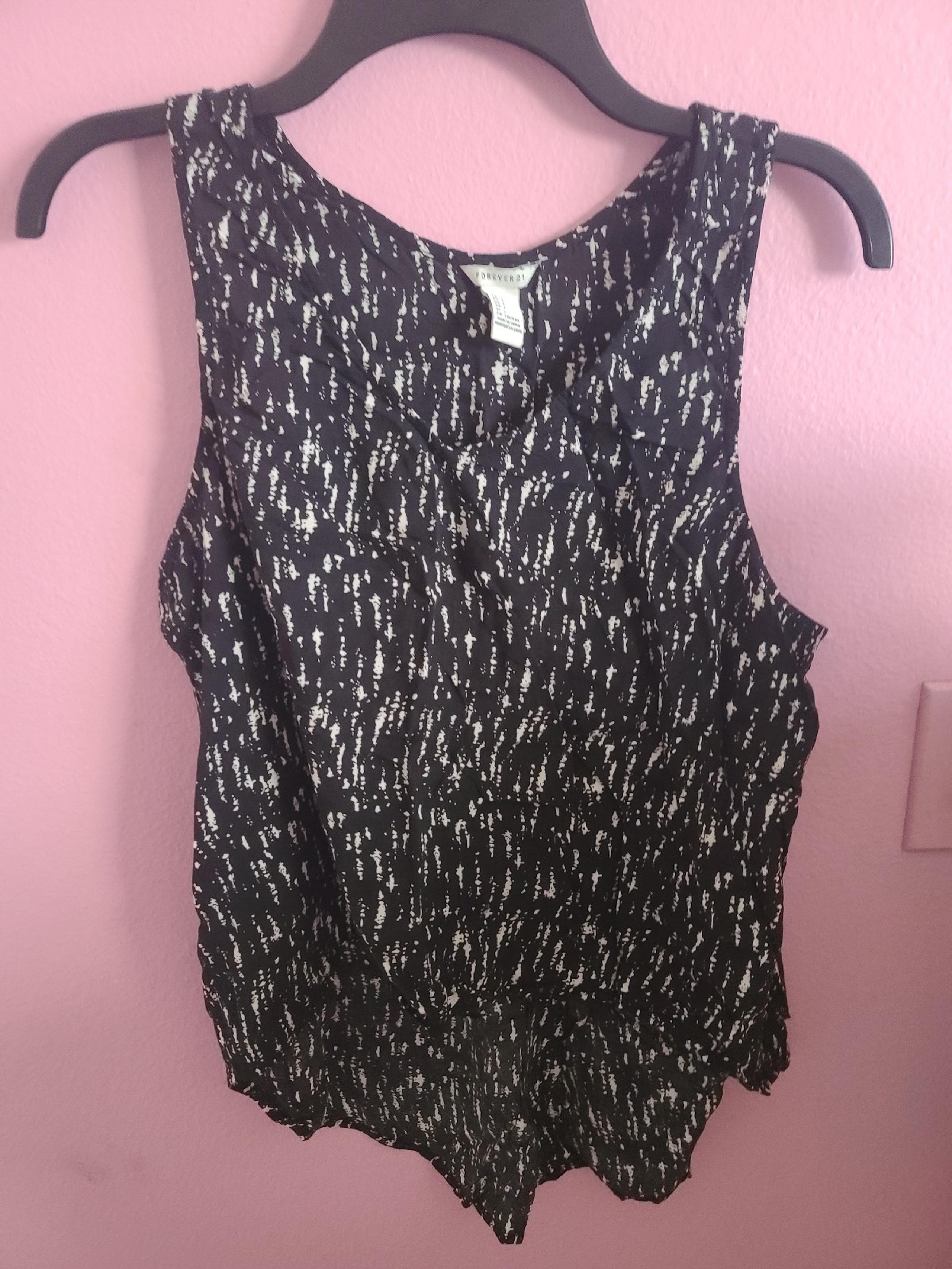 Women's Size Large Black and White All Over Pattern Sleeveless Blouse Forever 21