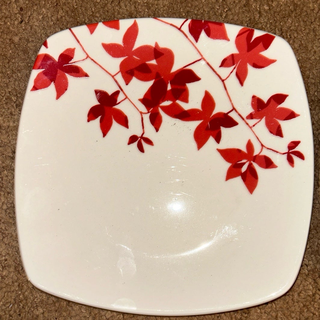 Red Leaves On White, Coupe, Square, No Trim Pattern: Gloria St