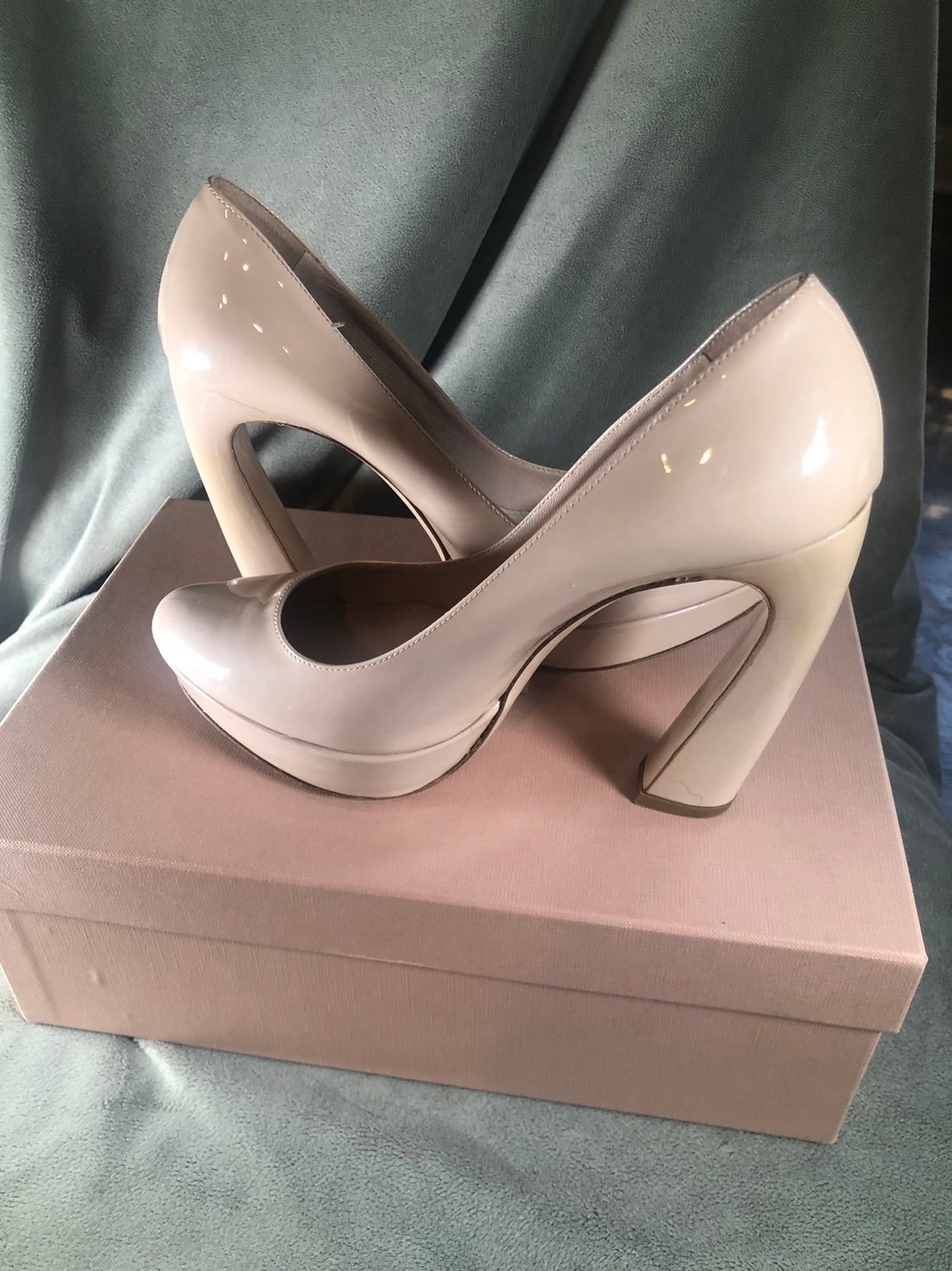 MIU MIU Vernice curved heel pump