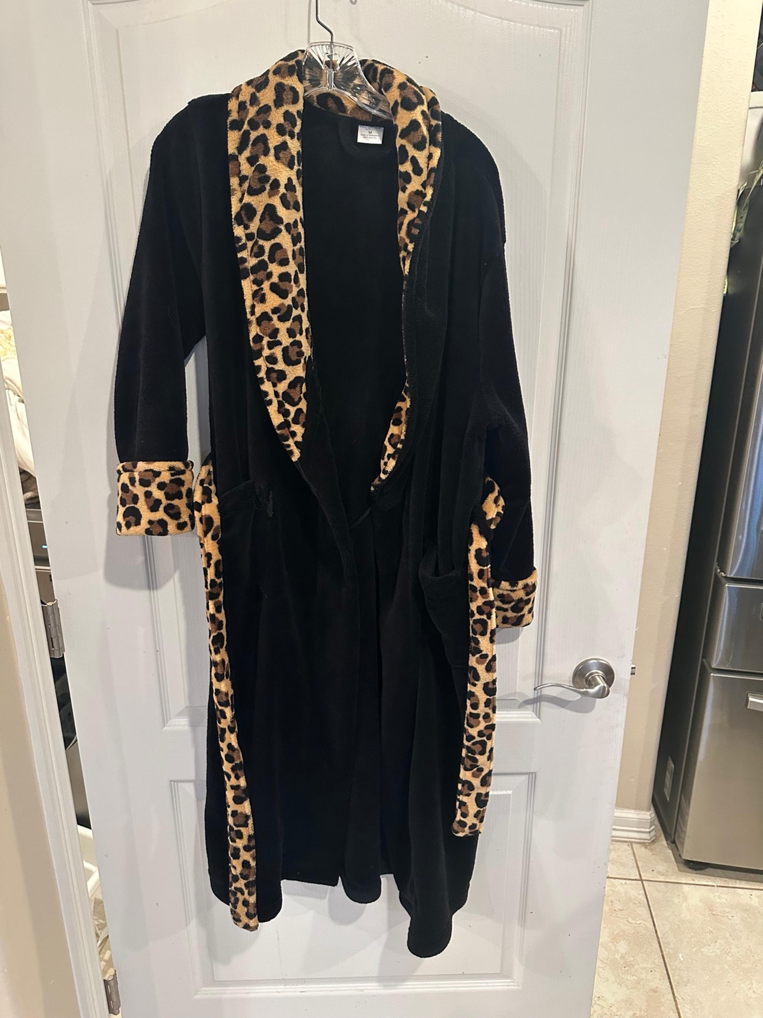 CROFT & BARROW women’s black & leopard plush robe size medium