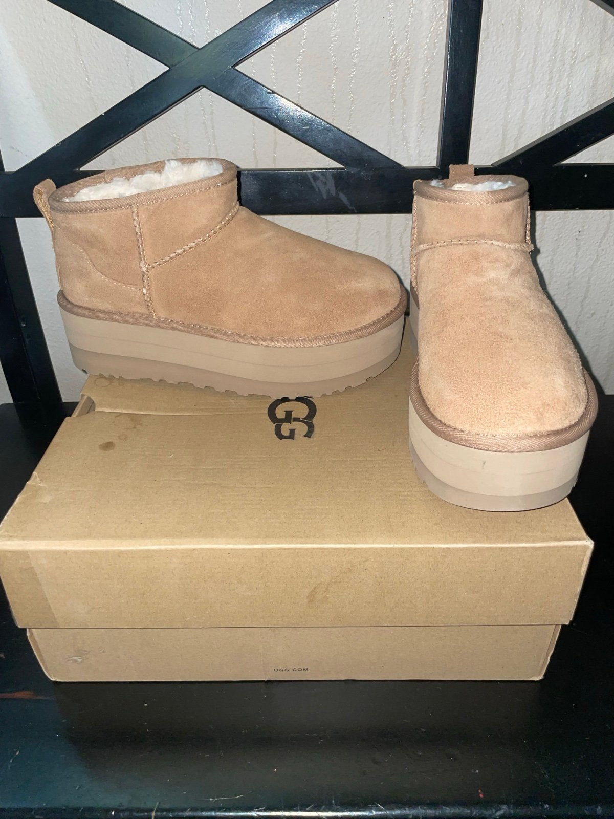 UGG Retro Mini Platform Size 7