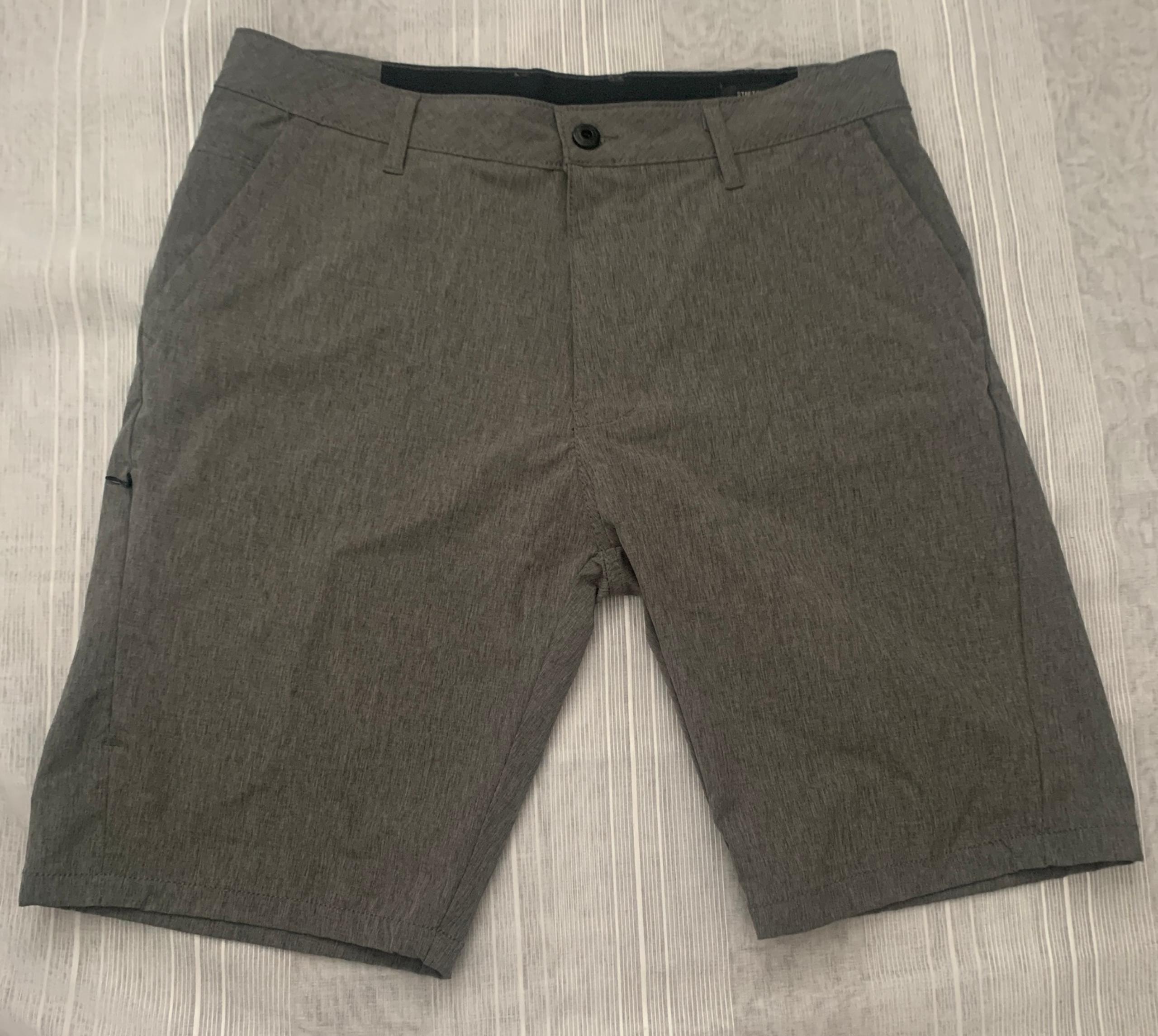 Men's Size 32 Kenneth Cole Stretch Golf Bermuda Shorts Gray