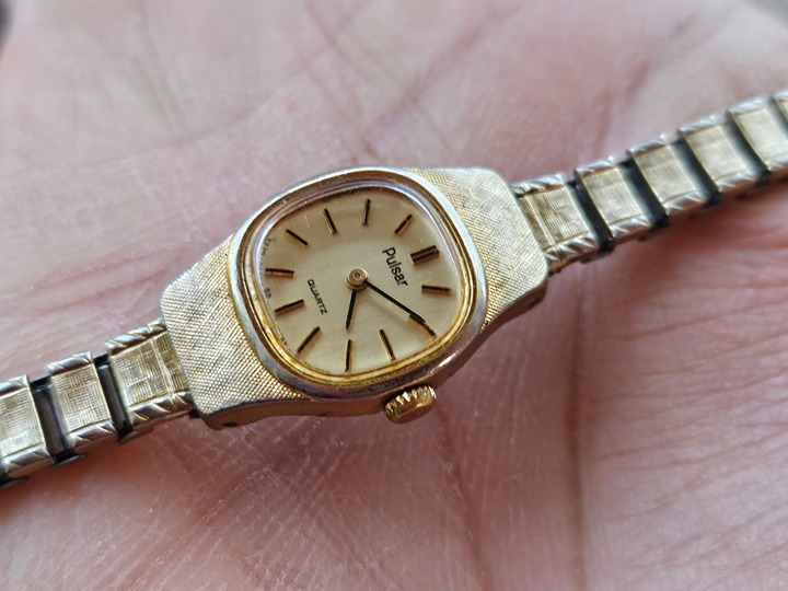 Pulsar Women Vintage Wristwatch Analog Stretched Metal Band Quartz Wrist Watch